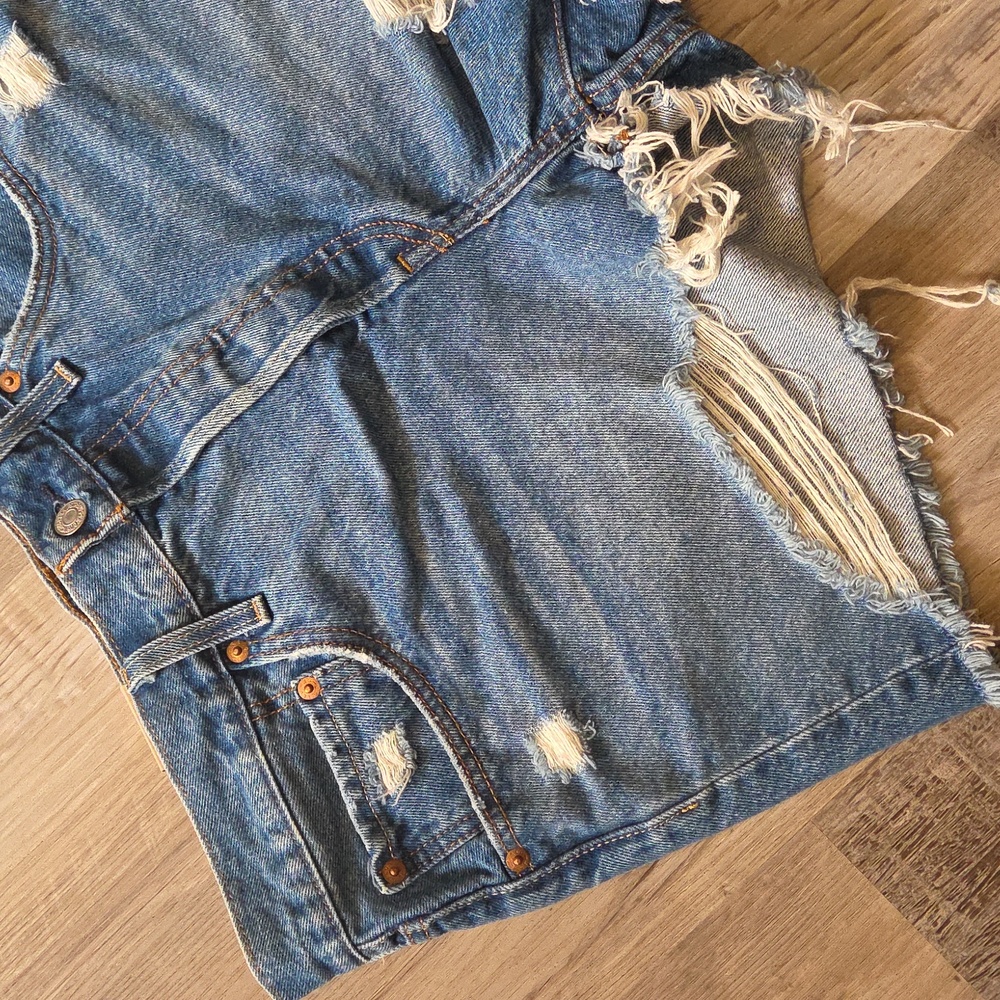 Levi's Distressed Shorts - Picture 3 of 9